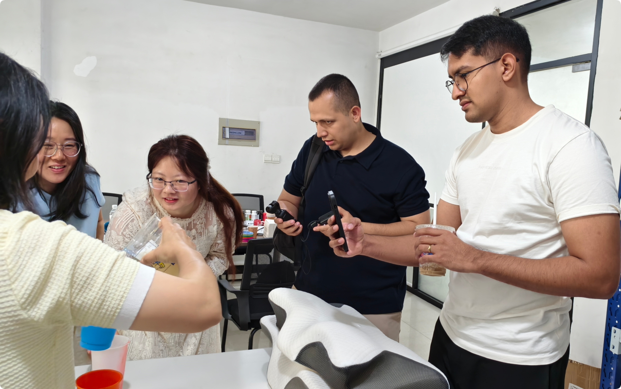 Test the color-changing water cup with the customer on site